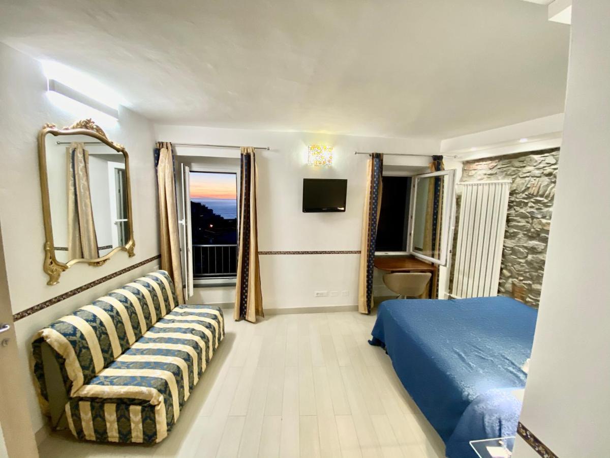 The Manarola Main Plaza Hotel Exterior photo