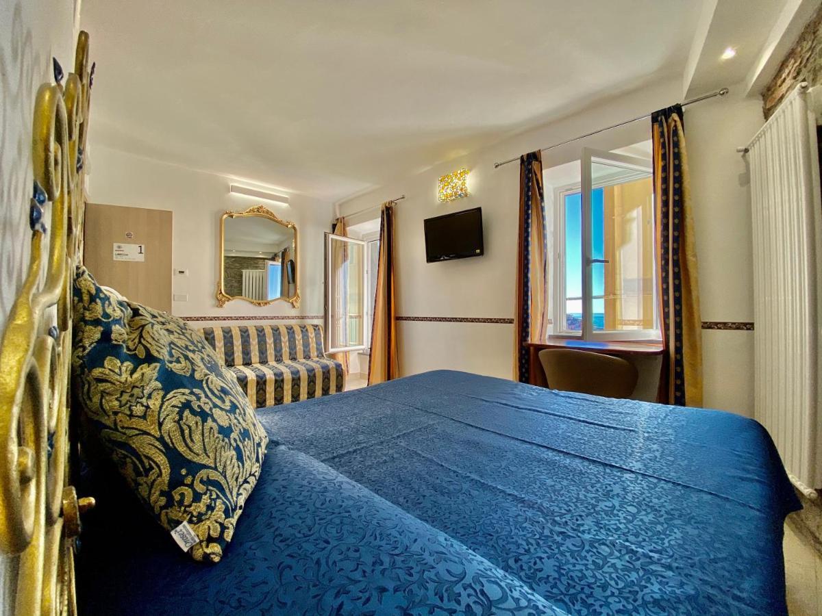 The Manarola Main Plaza Hotel Exterior photo