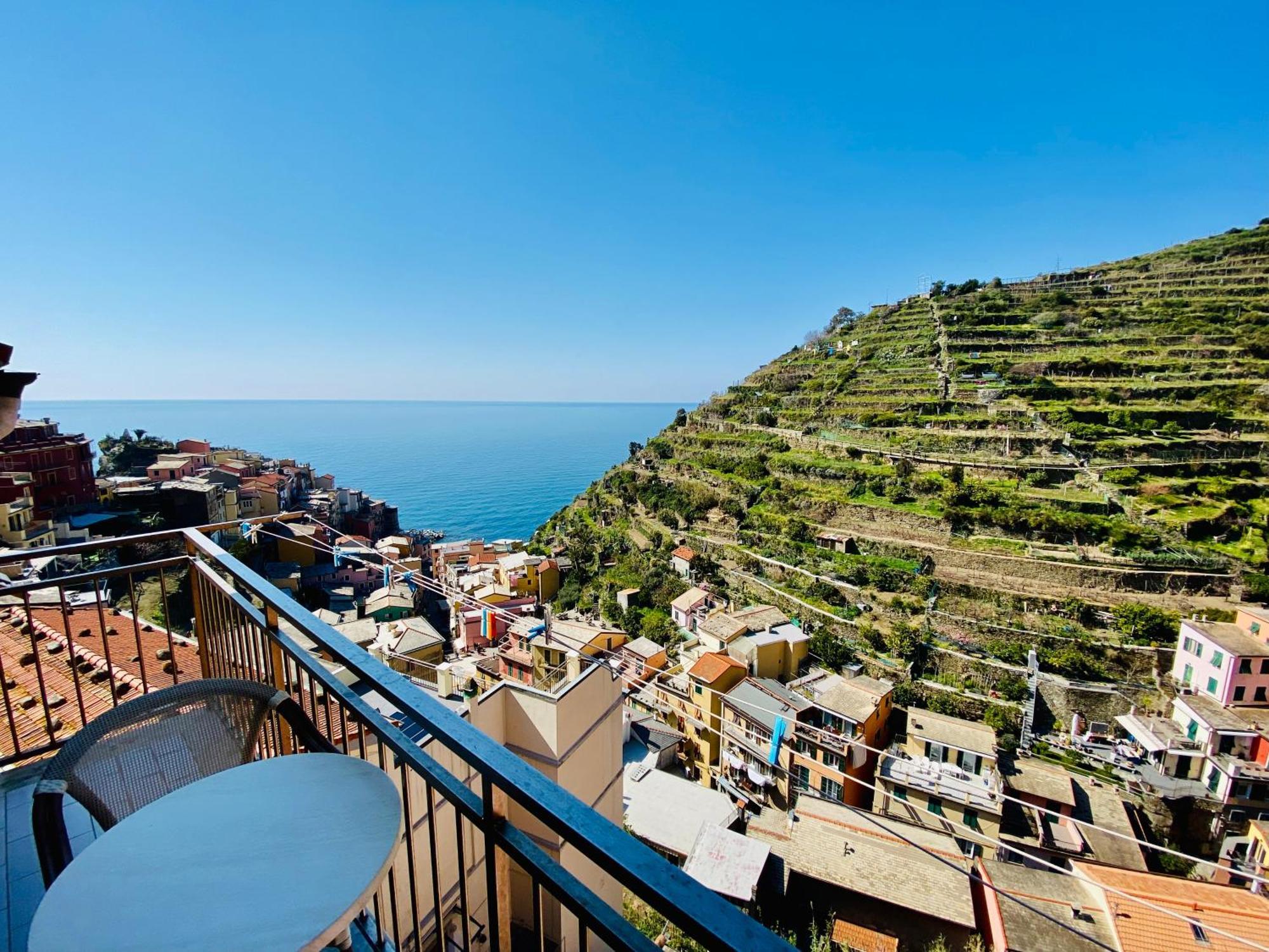 The Manarola Main Plaza Hotel Exterior photo