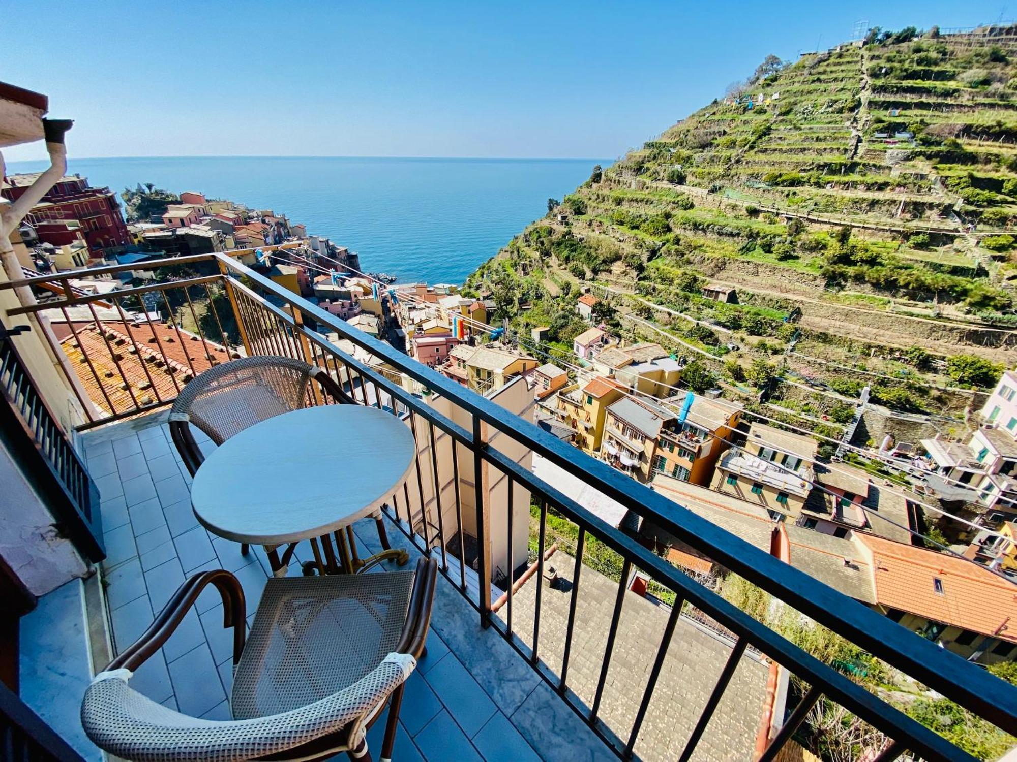 The Manarola Main Plaza Hotel Exterior photo