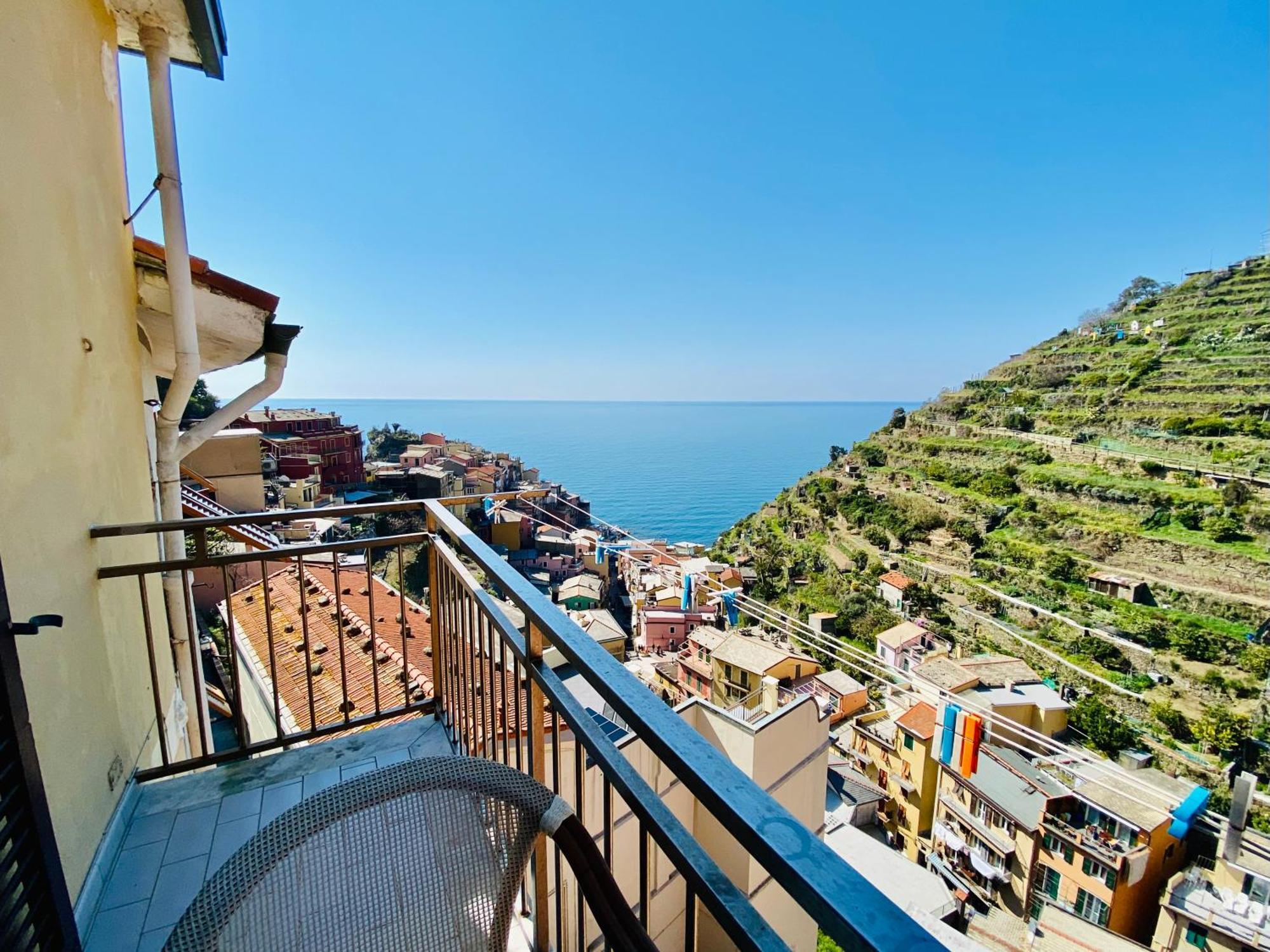 The Manarola Main Plaza Hotel Exterior photo