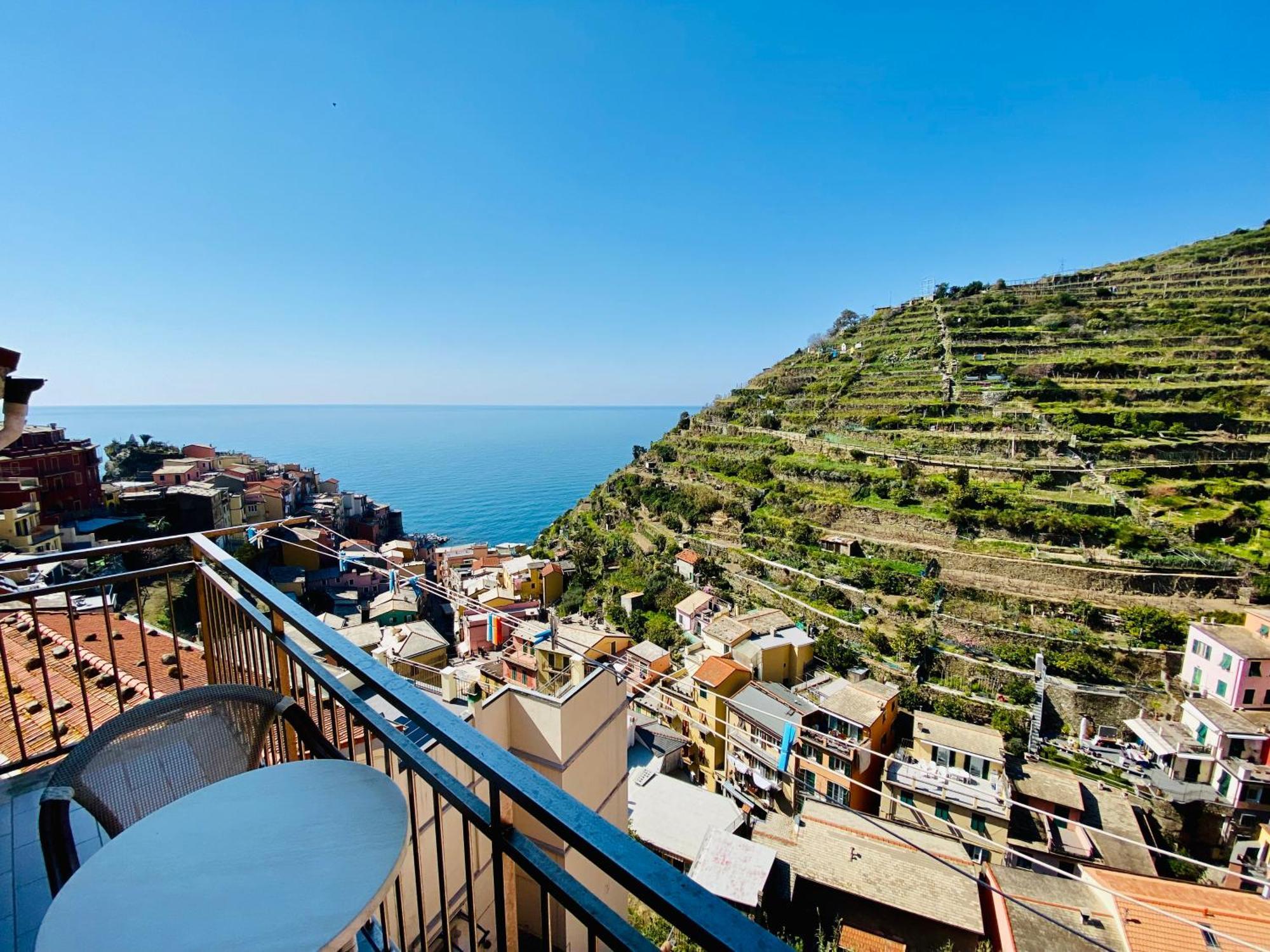 The Manarola Main Plaza Hotel Exterior photo