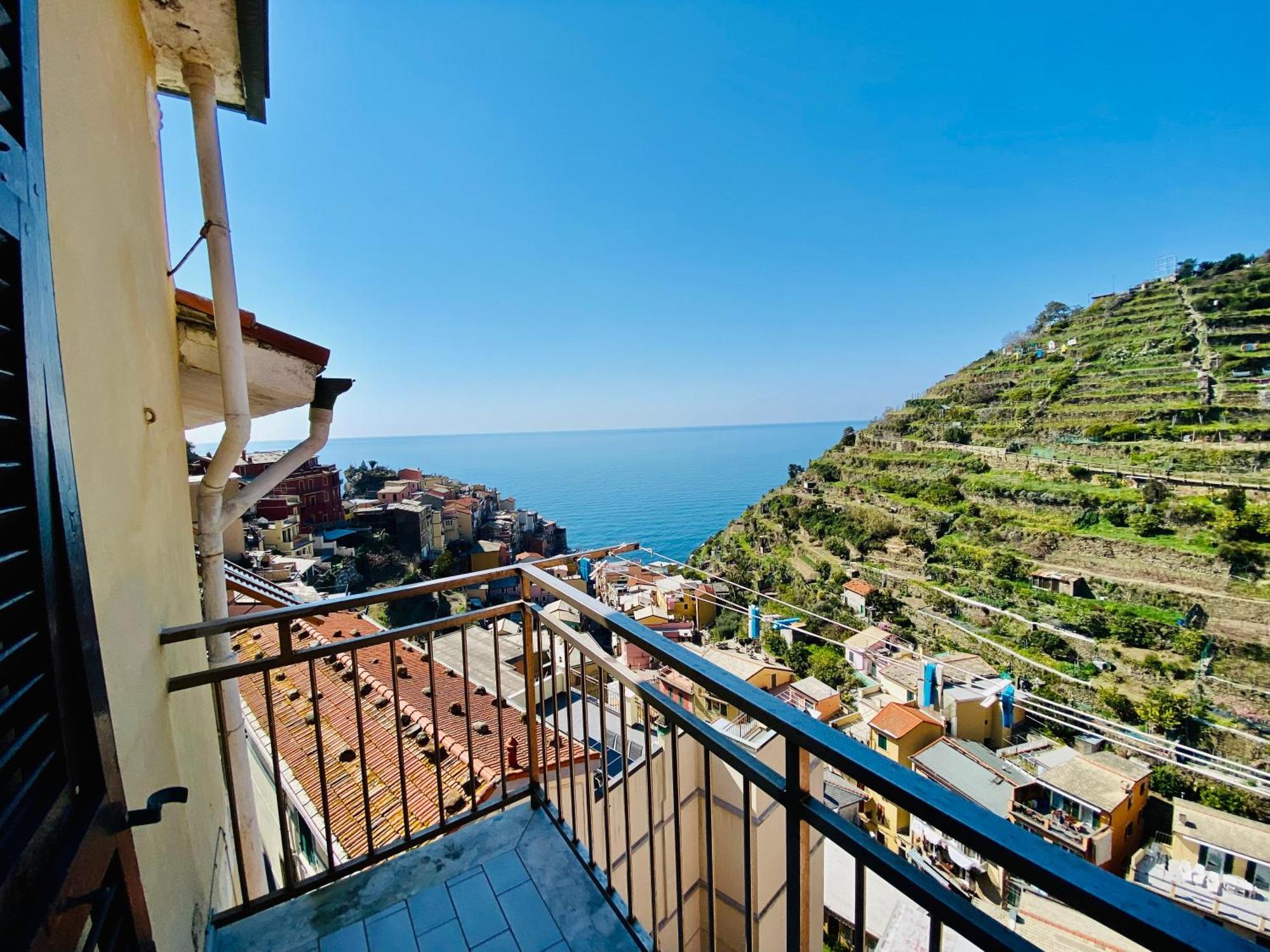 The Manarola Main Plaza Hotel Exterior photo