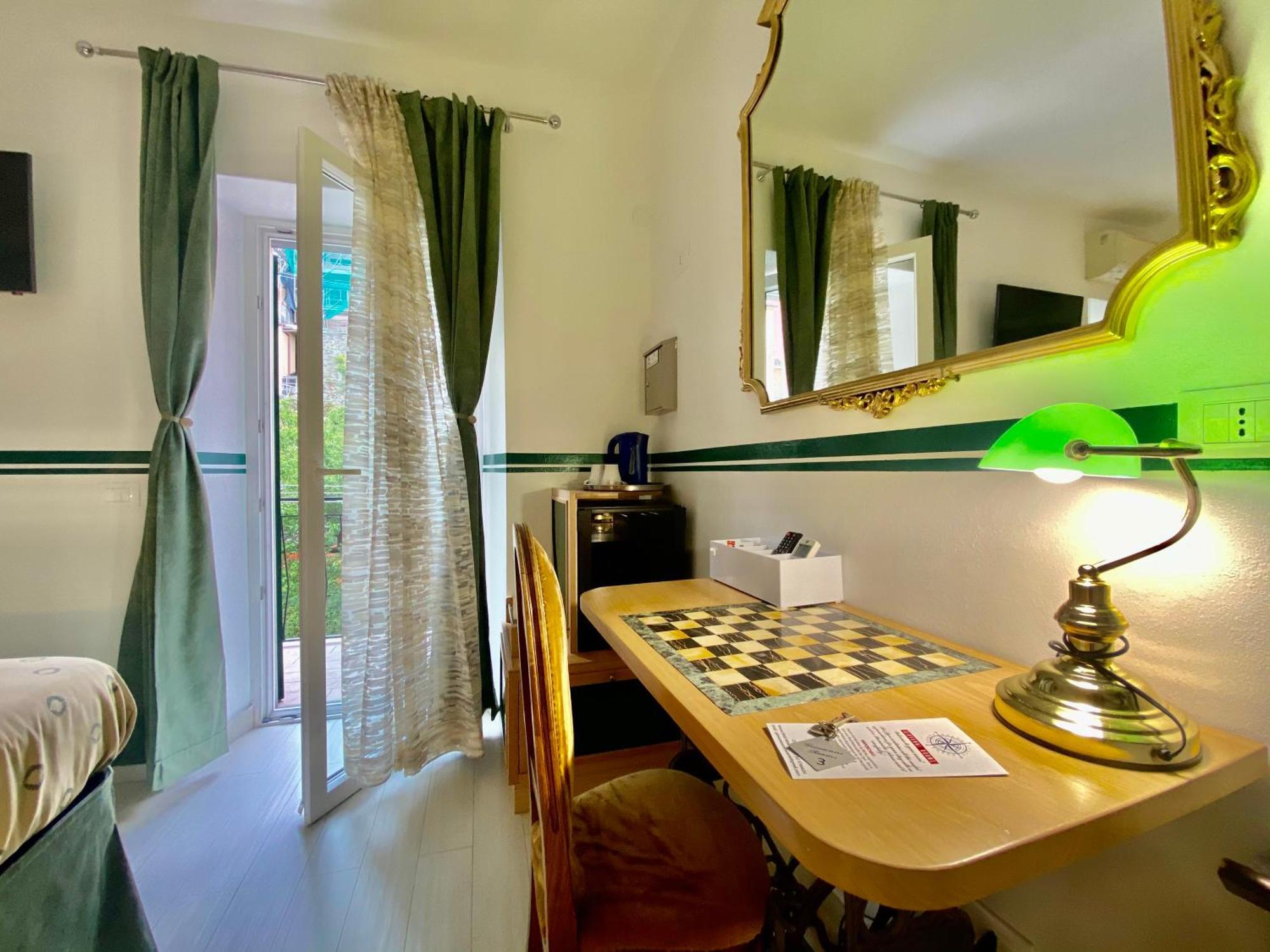 The Manarola Main Plaza Hotel Exterior photo