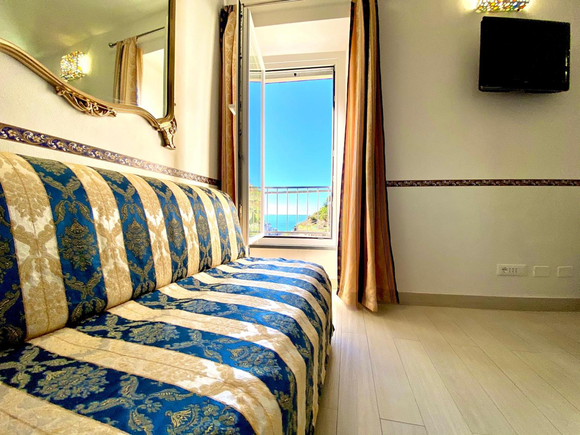 The Manarola Main Plaza Hotel Exterior photo